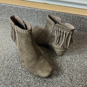 Earthies Taupe Brown Ankle Boots Heeled Fringe Womens Sz 7.5B Comfort Casual Zip